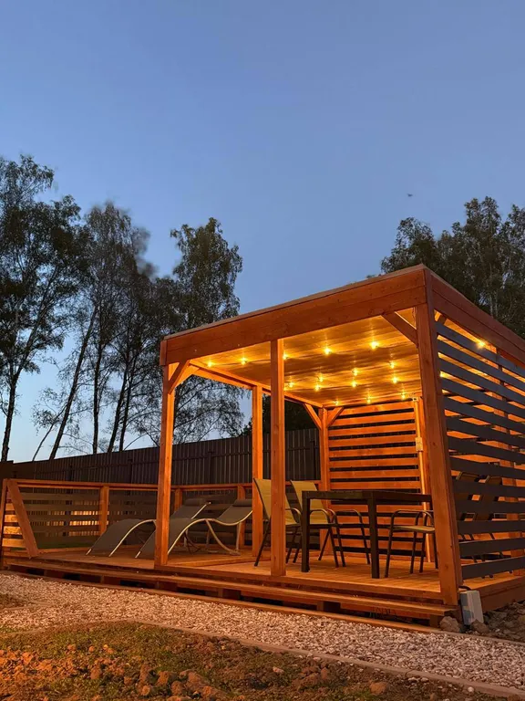 Уютный афрейм в березовом лесу