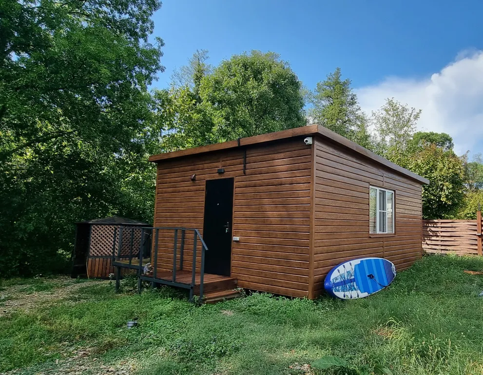 Уютный дом у реки с беседкой и верандой