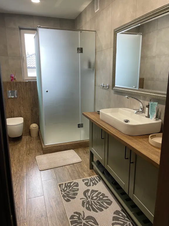 Коттедж для отдыха вблизи леса, с отдельной территорией и баней