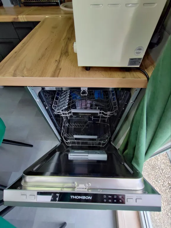 Новый стильный дом в окружении леса