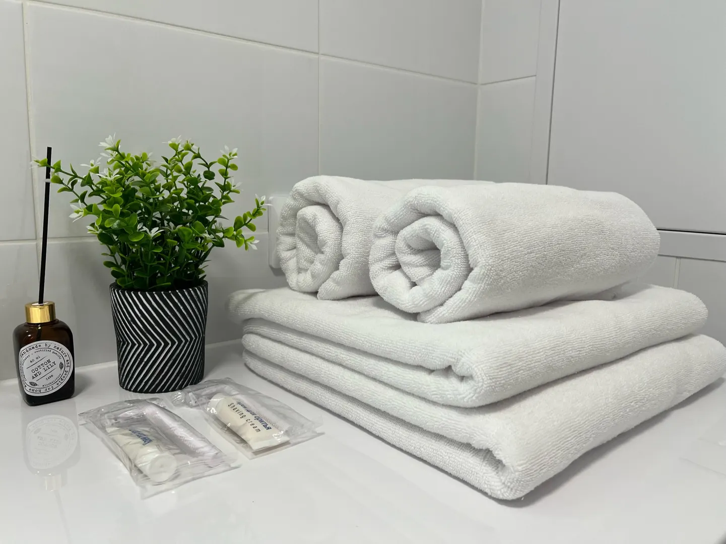 Белоснежные полотенца, бритвенный набор, зубной набор предоставляем для своих гостей без исключения
