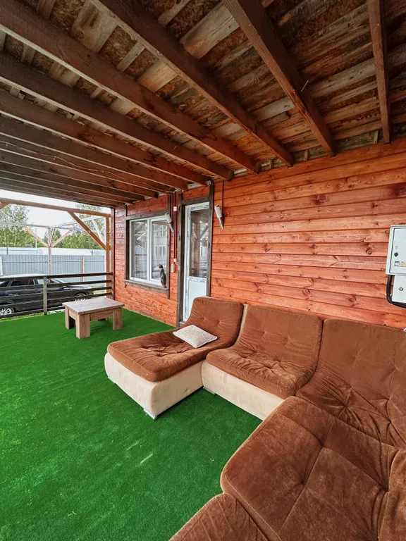 Двухэтажный дом на берегу реки Волга