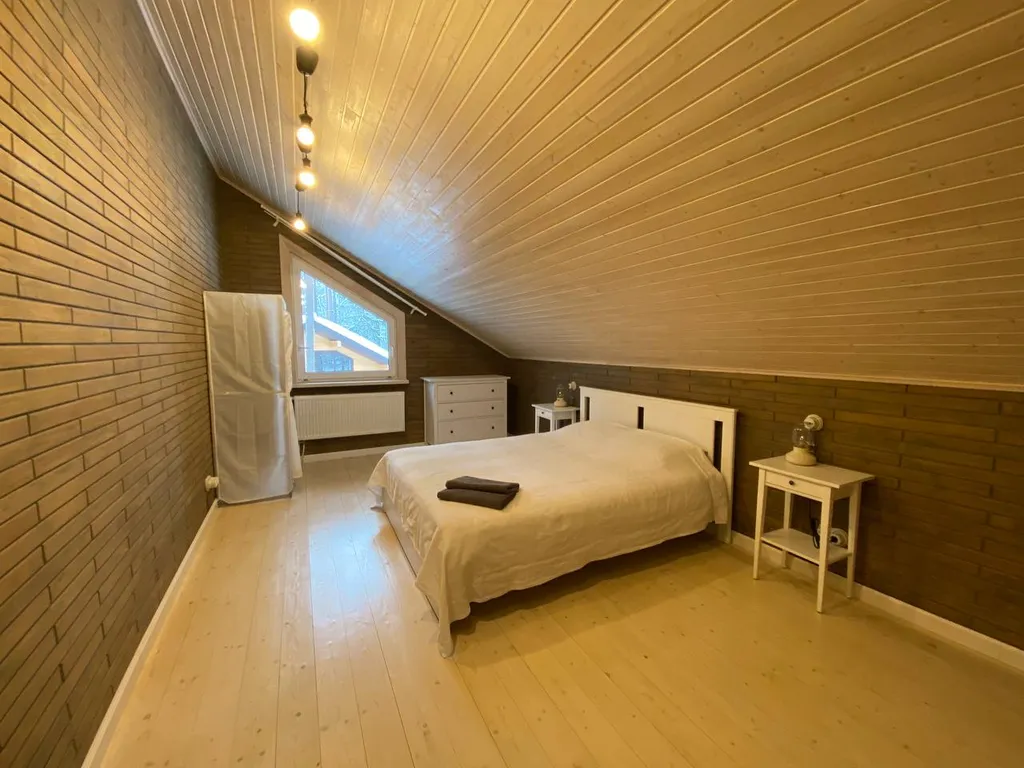 Домик в лесу на берегу озера