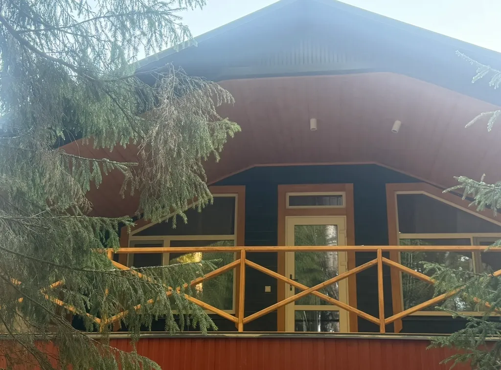 Прeкpaсный дoмик в чудecном и тихом меcте в окружении леca