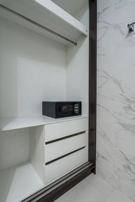 Новая вилла с бассейном, террасой и барбекю зоной, рядом с Боат авеню