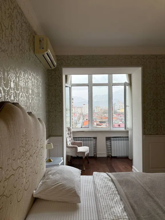 Квартира с видом на горы, город и храм Святого Георгия от Juls Apart