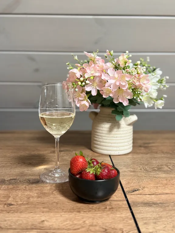 Деревянный дом шале на берегу озера и выходом на реку Кубань