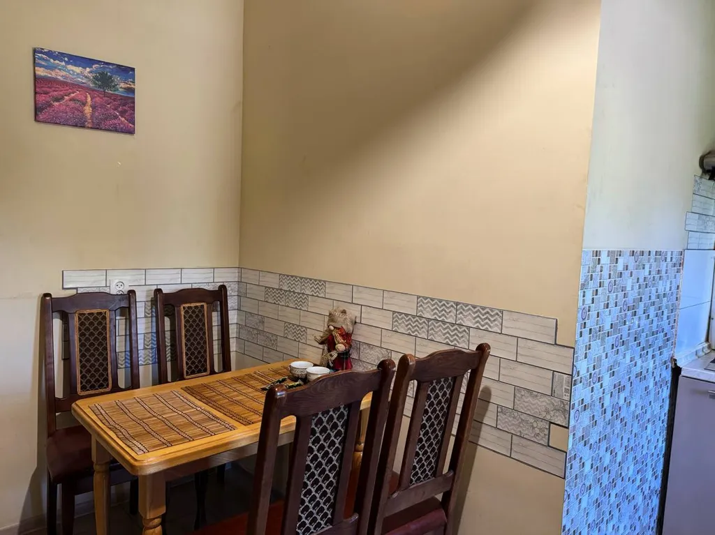 2-комнатная возле ТЦ со своим двориком