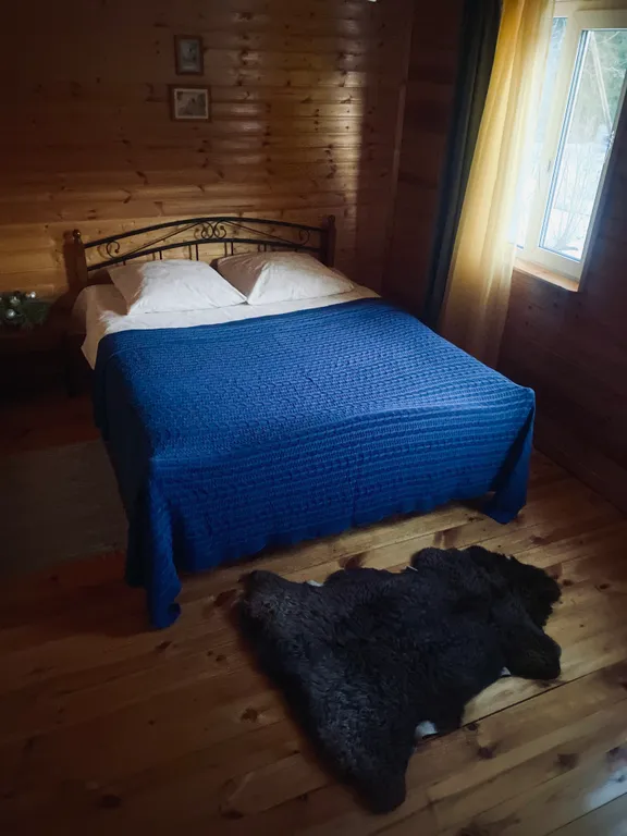 Берлога люкс, коттедж с банным чаном для отдыха с видом на лес и скалы