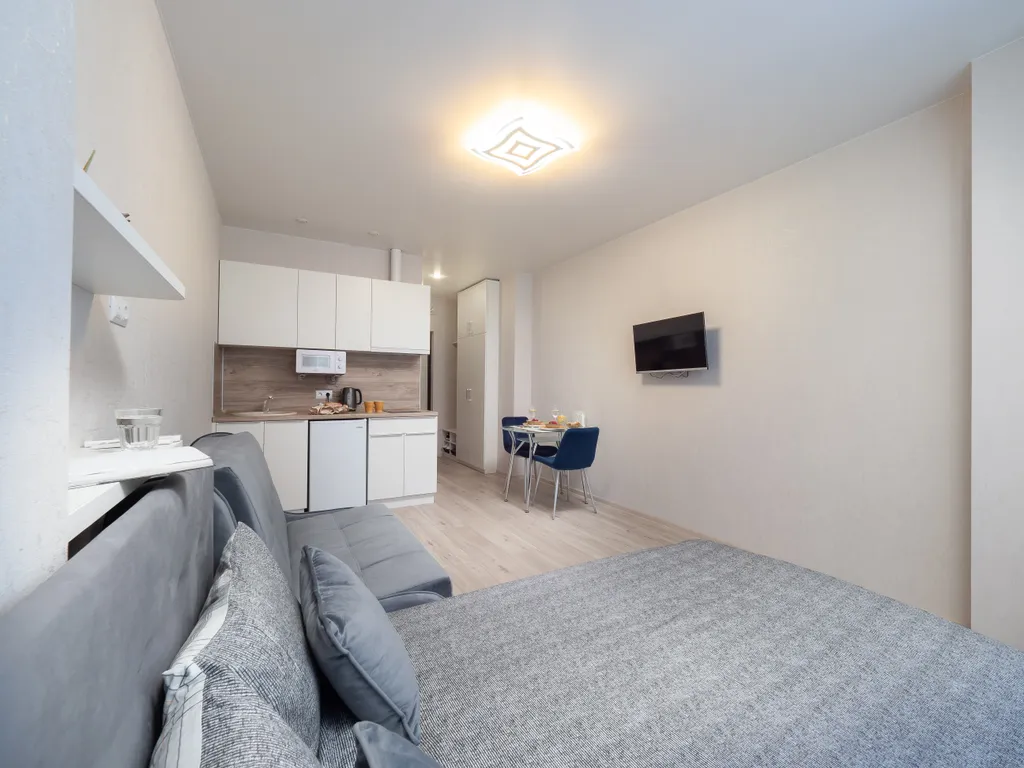 Студия в серо-синих тонах на тихой улочке