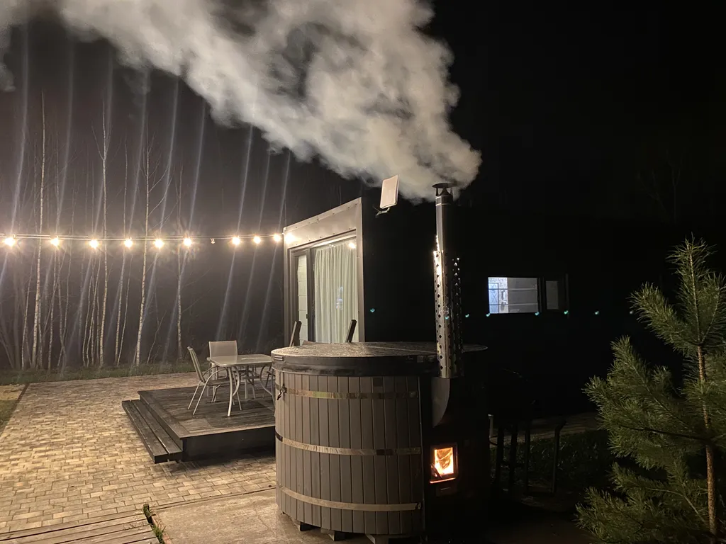 Домик ЕЖЕВИКА. Большой пруд с пляжем в глэмпинге "Усадьба Ягодное".