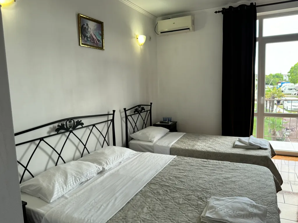 Двухместный номер с двумя раздельными кроватями и включенным завтраком