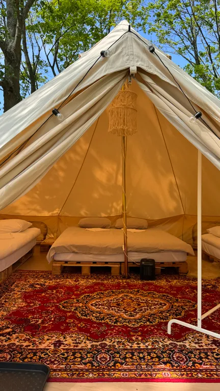 Большой шатёр в кемпинге вблизи озера