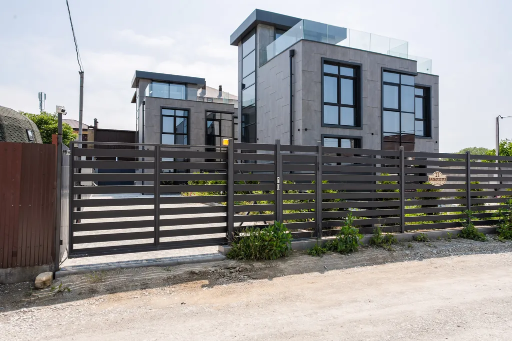 Большой коттедж