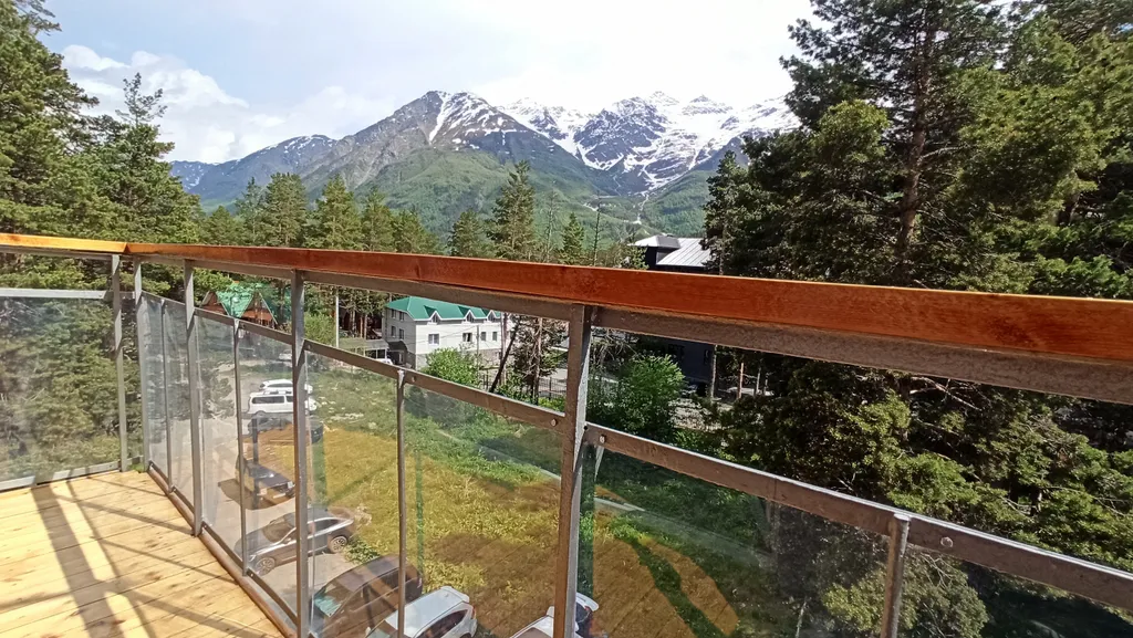 Светлая дизайнерская квартира с видом на горы и лес