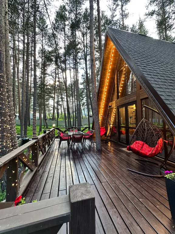 Сказочный дом в лесу с видом на горы