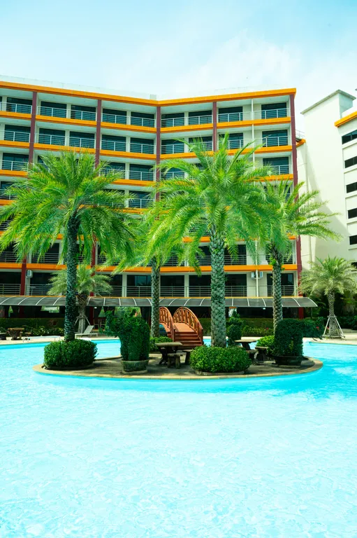 Квартира с большим бассейном и теннисным кортом рядом с пляжем