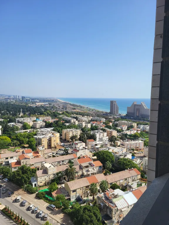 Комната в квартире на берегу моря, центр города, вид из окна.