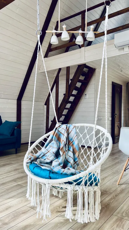 Афрейм с видом на лес рядом с горной рекой