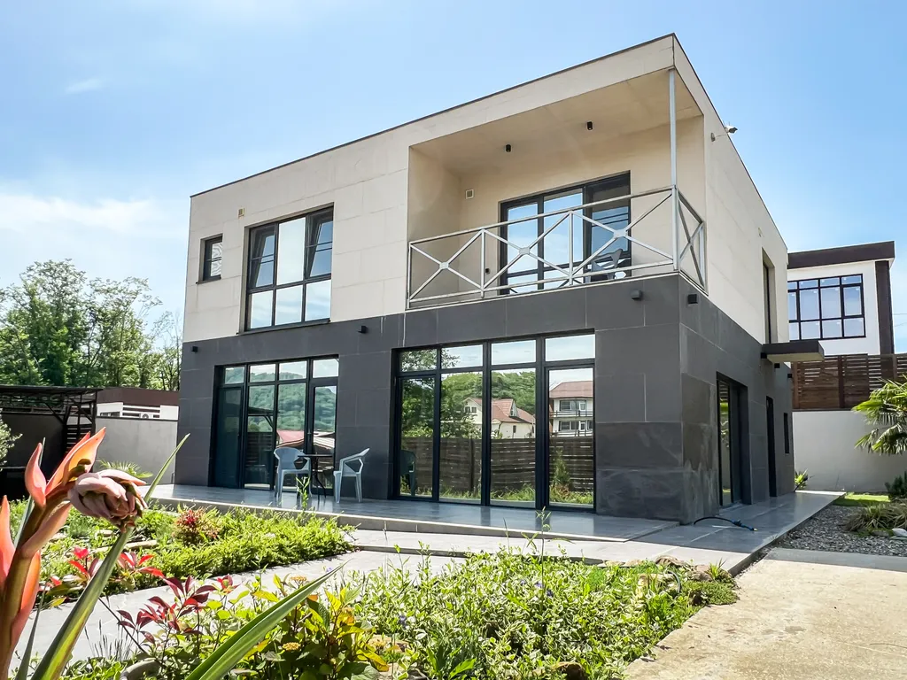 Новый современный дом с теплым бассейном и сауной