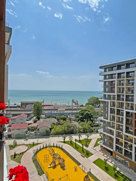 Угловая студия с цветами на берегу моря