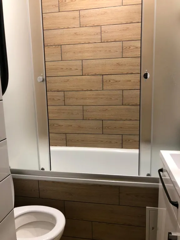 Стильная квартира-студия с большими окнами