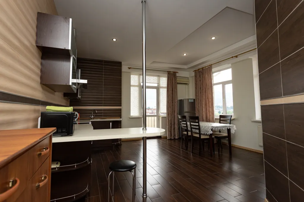 Просторная 3-комнатная квартира с видом на курортную жизнь — аренда посуточно в Алушта