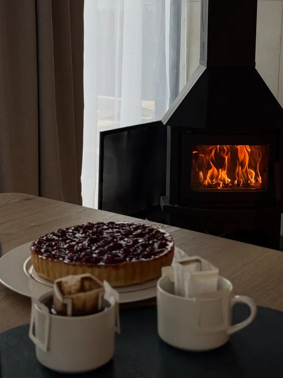 Домик у реки с камином, сауной и чаном