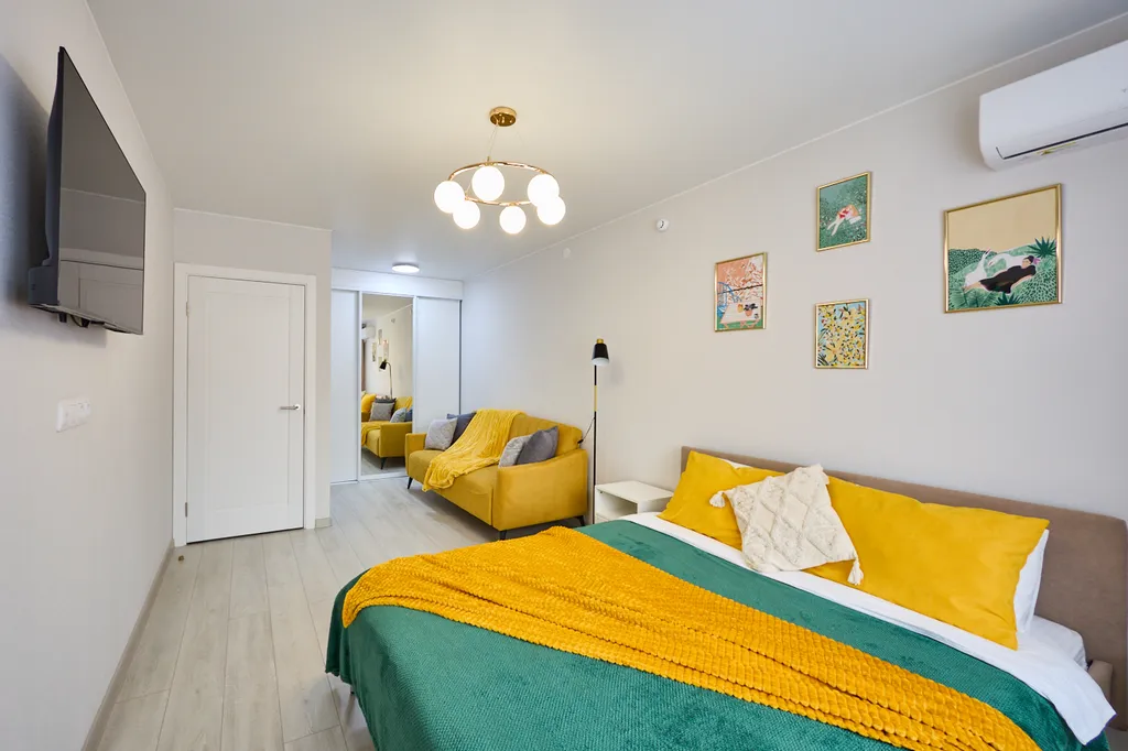 Тюльпаны & солнце: стильная 1-комнатная квартира в современном доме