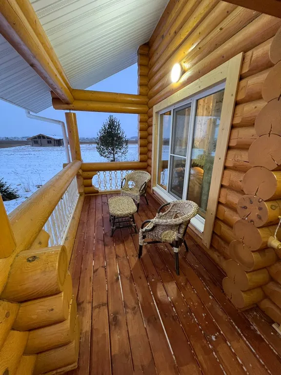 Большой коттедж на побережье озера Тосканка