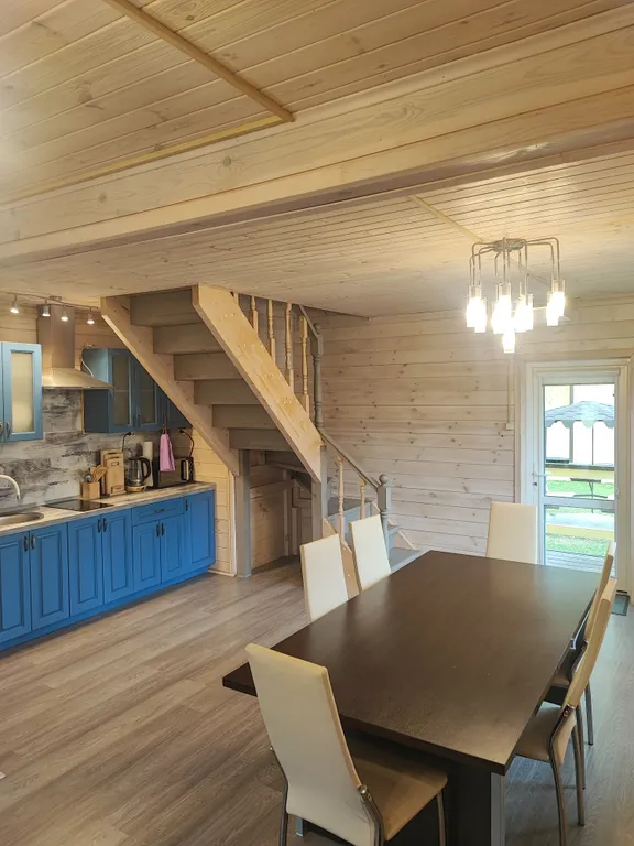 Просторный деревянный коттедж, половина дома, 2 этажа 1П