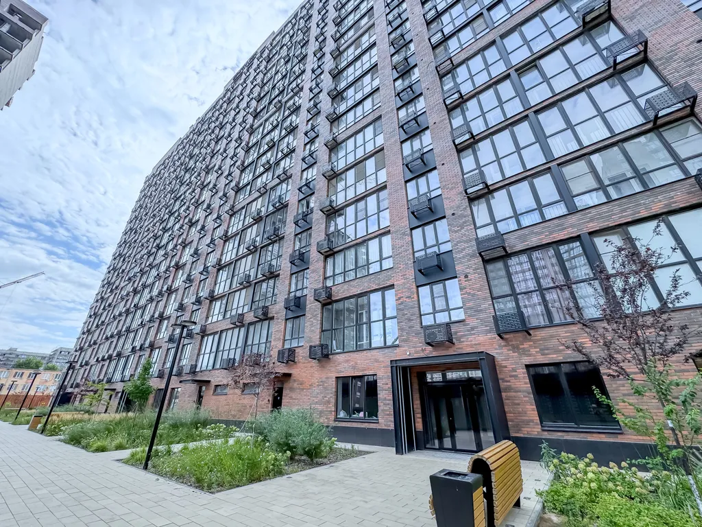 Просторная квартира с кухонной зоной и лоджией