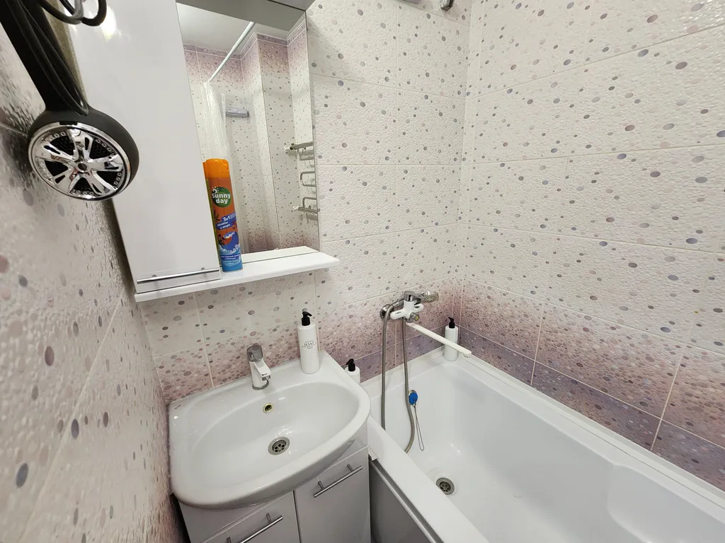 Уютная однокомнатная квартира с видом на озеро рядом с вокзалом