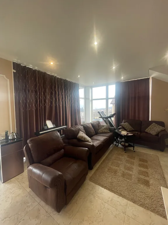 Уютный дом с бассейном и садом с видом на горы и море