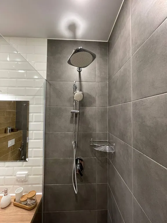 Солнечная стильная евродвушка в новом доме недалеко от центра города