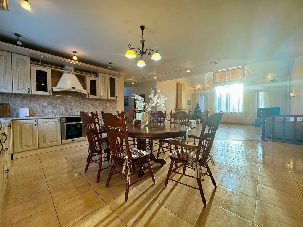 Дом с сауной и бассейном в черте города