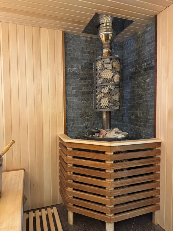 Дом с баней у гор