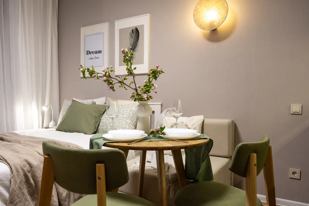 Студия в сосновом лесу у моря