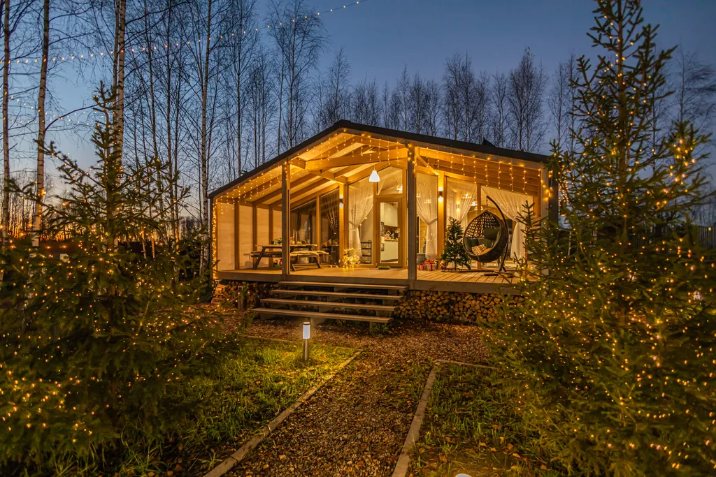 Уютный сказочный дом в окружении леса
