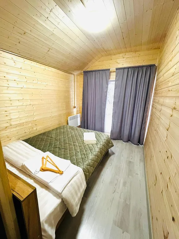 Дом в окружении леса и гор