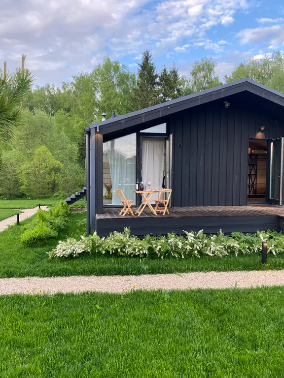 Дача в лесу с панорамными окнами