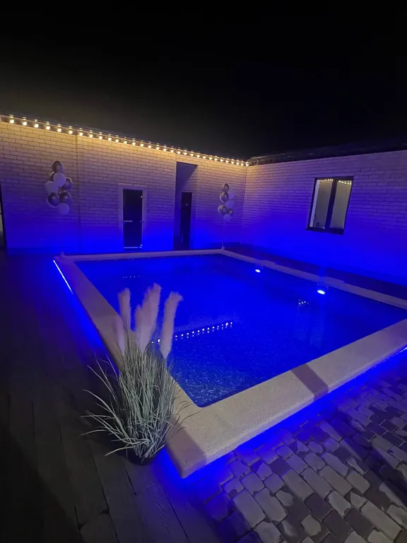 Дом в лесу с теплым бассейном и баней