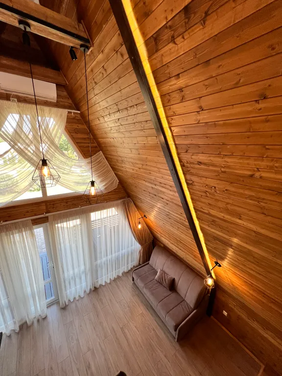 А-фрейм с бассейном и видом на озеро