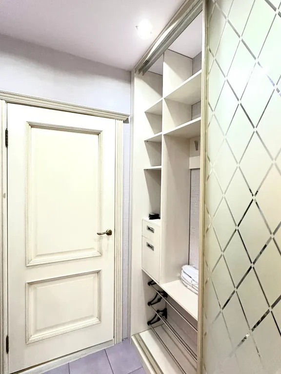 Евродвушка в центре с парковкой и джакузи, рядом ресторан Helga