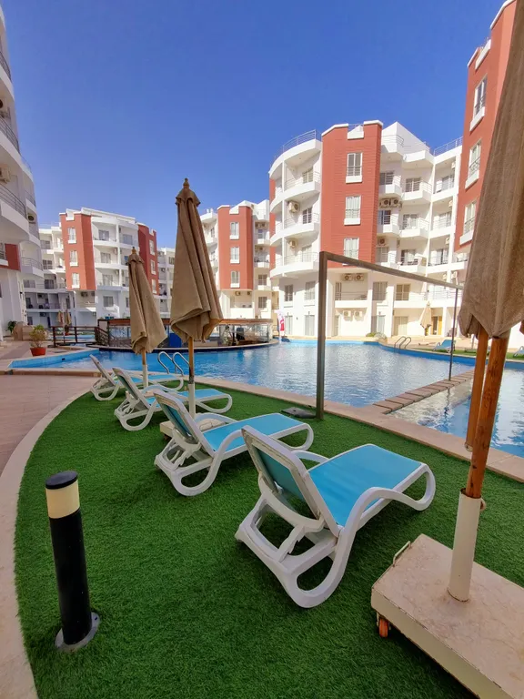 Уютная студия в тихом районе с бассейном и спортзалом в Хургаде