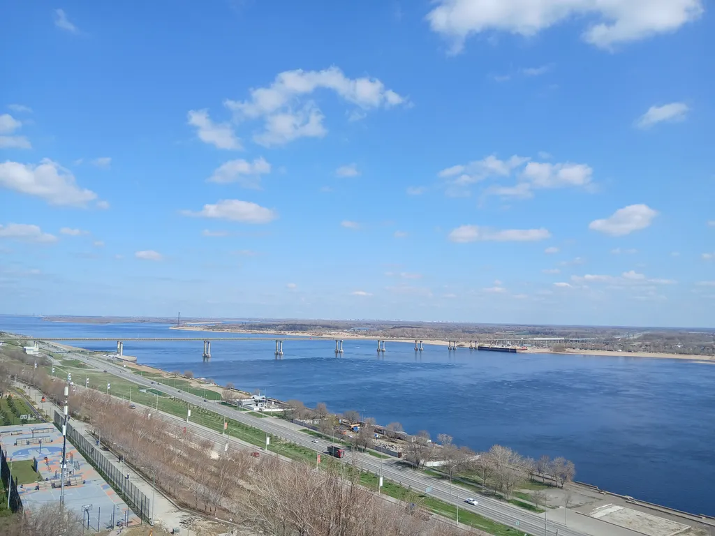 Жизнь с видом реку: огромная лоджия с панорамным остеклением в пол!