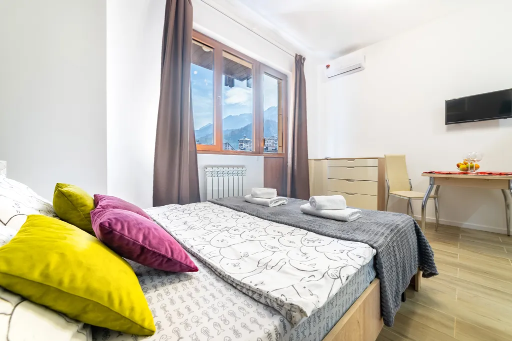 Просторная студия с балконом и видом на горы