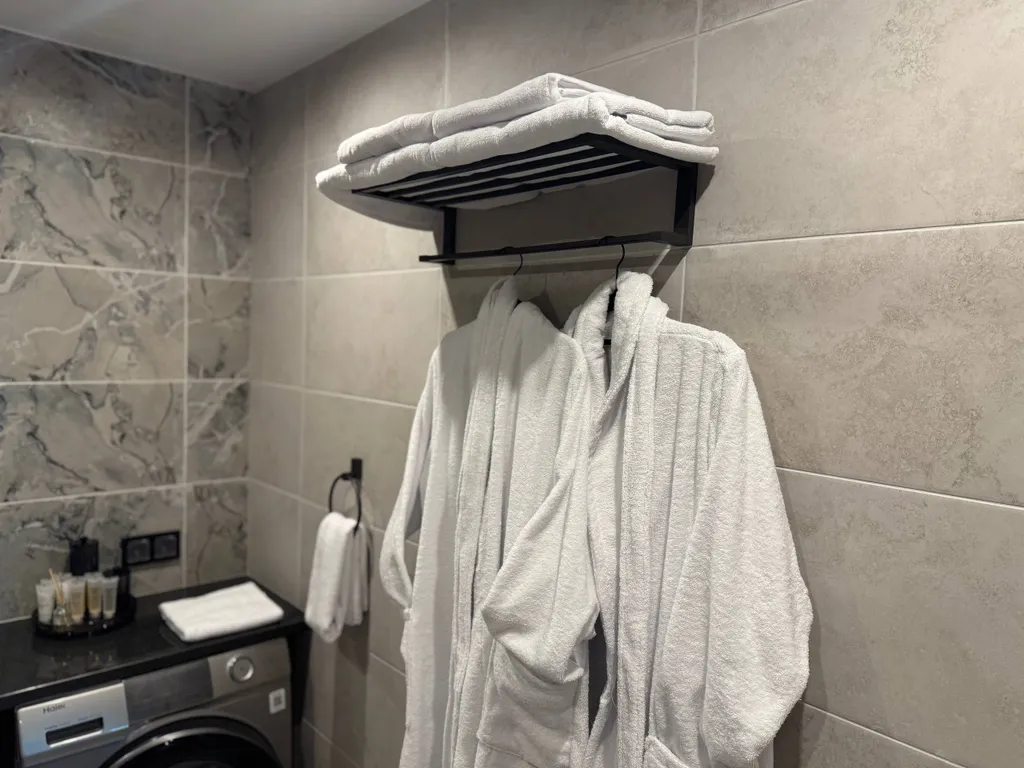 Дом проживание на вершине горы с видом на озеро, горы и лес