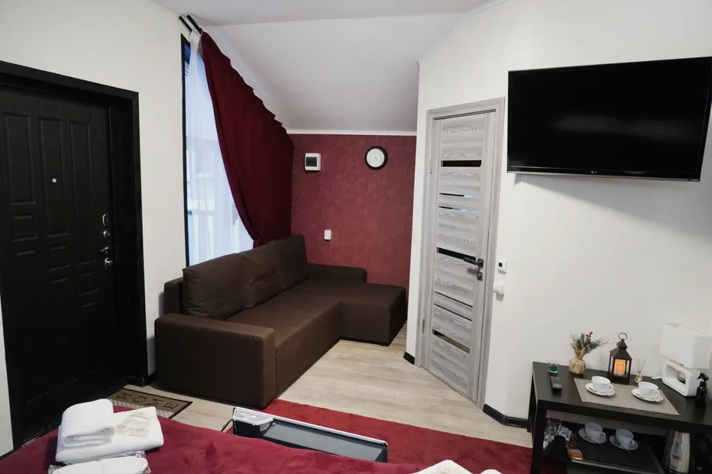 Домик в сосновом бору с видом на горы и лес