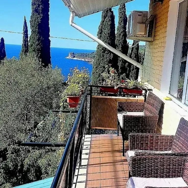 Этаж дома в центре с видом на море и горы